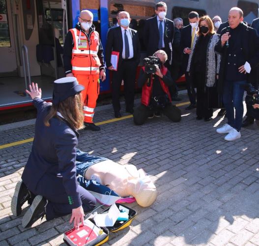 Defibrillatori installati sui treni Tua