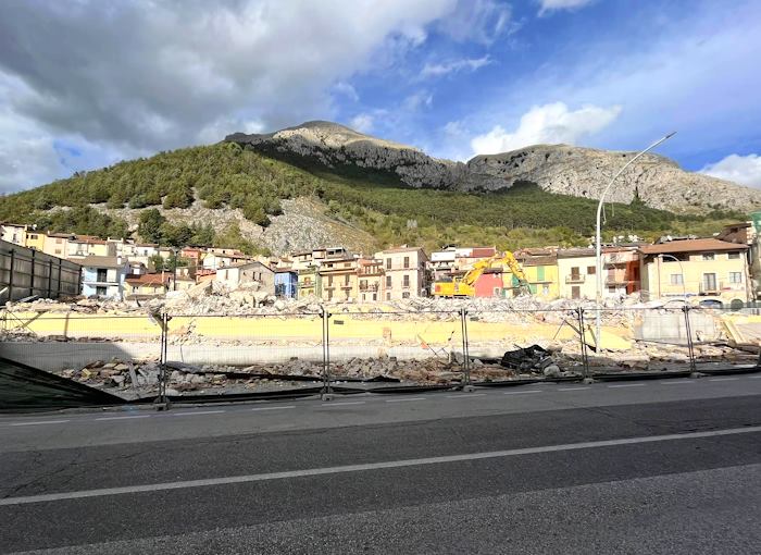 Demolita la scuola "A. Prodigo" in piazza Aia a Celano