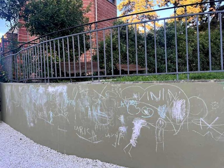 "Il muro dei giardini pubblici non è una lavagna!"