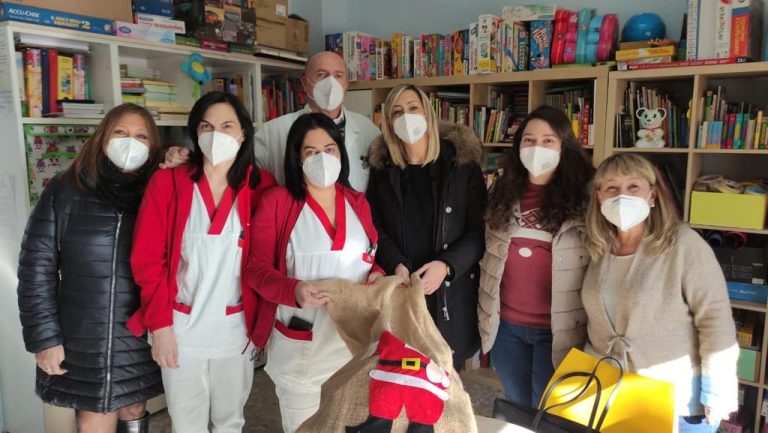 La scuola "San Giovanni" di Avezzano augura Buon Natale ai piccoli degenti del reparto Pediatria|||