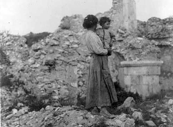 Una donna e il suo bambino circondati da quel che resta di Avezzano distrutta dal terremoto del 1915|