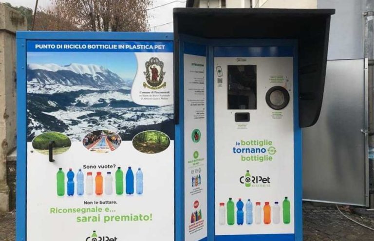 Eco-compattatore di bottiglie di plastica installato a Pescasseroli: "Nell'ottica di realizzare una green community"