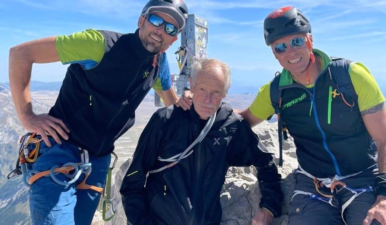 Lo scrittore Erri De Luca sulla cima del Gran Sasso