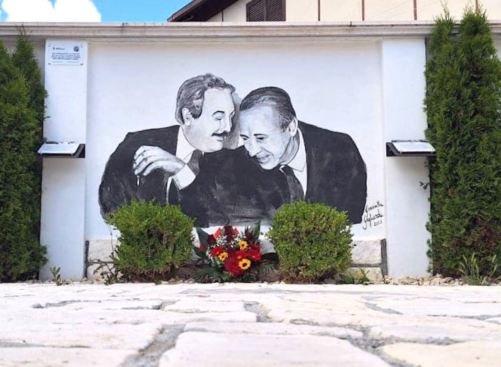 Strage di Capaci: Ortucchio depone fiori al cospetto del murale dedicato a Falcone e Borsellino