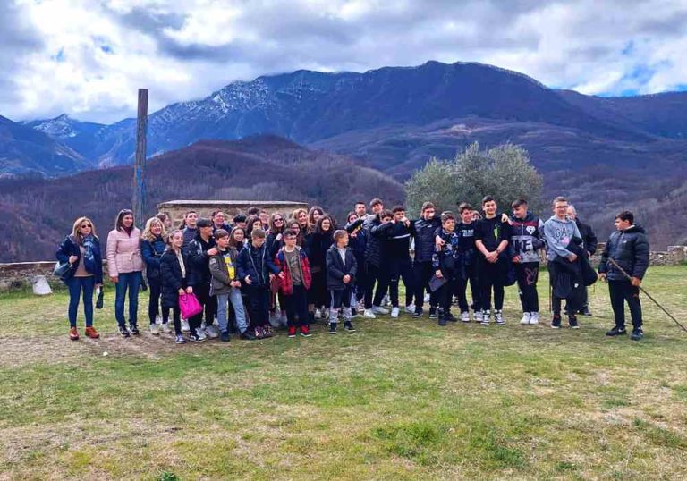 Festa dell'Albero a Morino alla presenza di tutti i bambini del paese