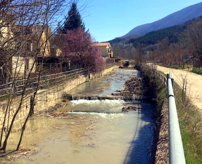 Passerella pedonale sul fiume Turano inagibile