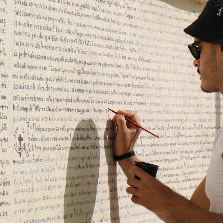 In fase di restauro il murale con il testo completo del romanzo "Fontamara" che si trova ad Aielli||