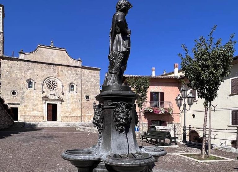 Macchiata e danneggiata la fontana di Ortona dei Marsi: era stata restaurata lo scorso Agosto