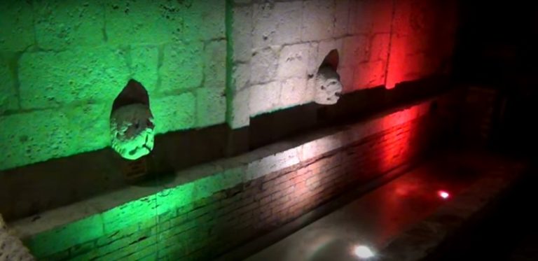 Restaurata e illuminata con i colori della bandiera italiana l'antica fontana dei Colonna di Colli di Monte Bove