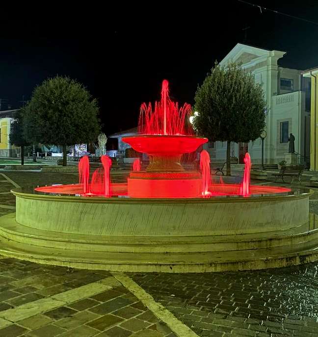 La fontana di Lecce nei Marsi si illumina di rosso per la giornata contro la violenza sulle donne