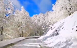 Scenario d'incanto tra la neve a Forca d'Acero|