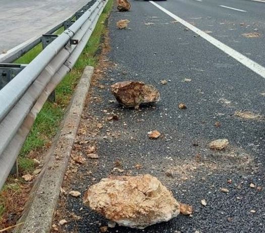 Massi franati sull'autostrada A24