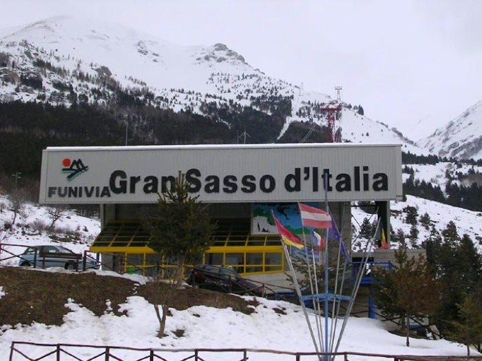 La funivia del Gran Sasso pronta a riaprire ma con limitazioni: riduzione della velocità e del numero dei passeggeri