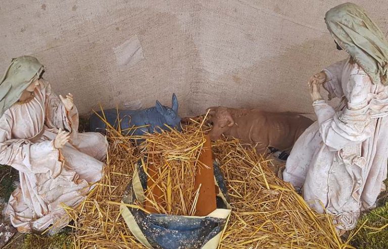 Rubata la statuina di Gesù Bambino nel presepe di Celano