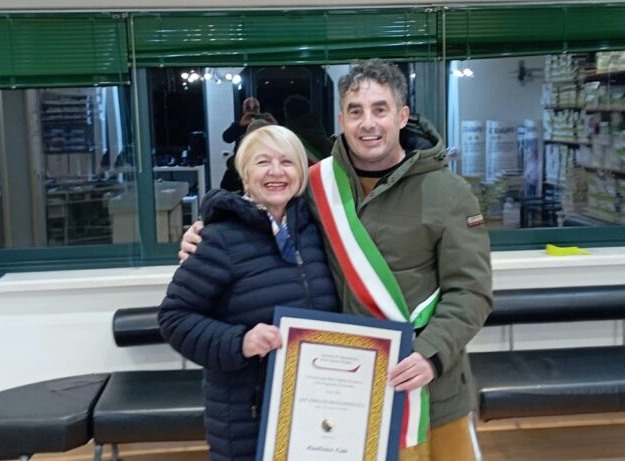 Gianfranca Capo di Pescina premiata dalla Camera di Commercio per 25 anni di lavoro