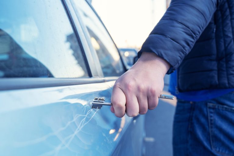 Automobili rigate ad Avezzano centro