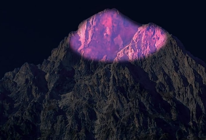 Gran Sasso illuminato artificialmente di rosa per il Giro d'Italia