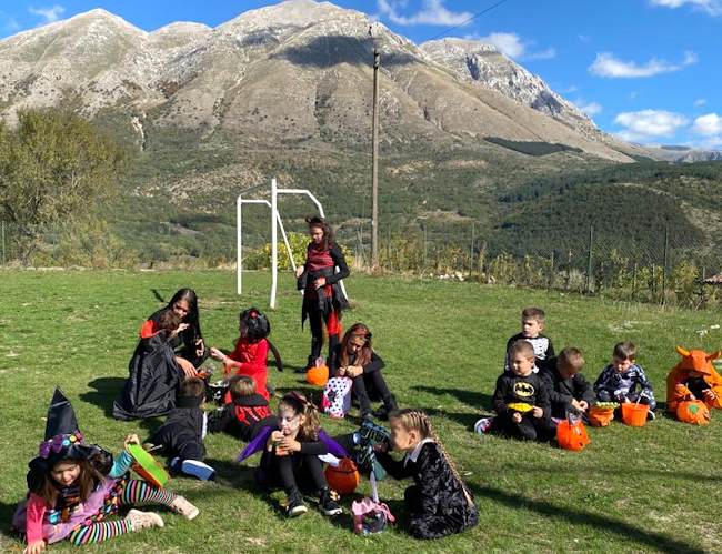 Il borgo di Rosciolo si anima grazie ai bambini e la loro passeggiata di Halloween||