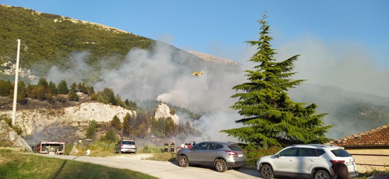 Vasto incendio a Civita d'Antino