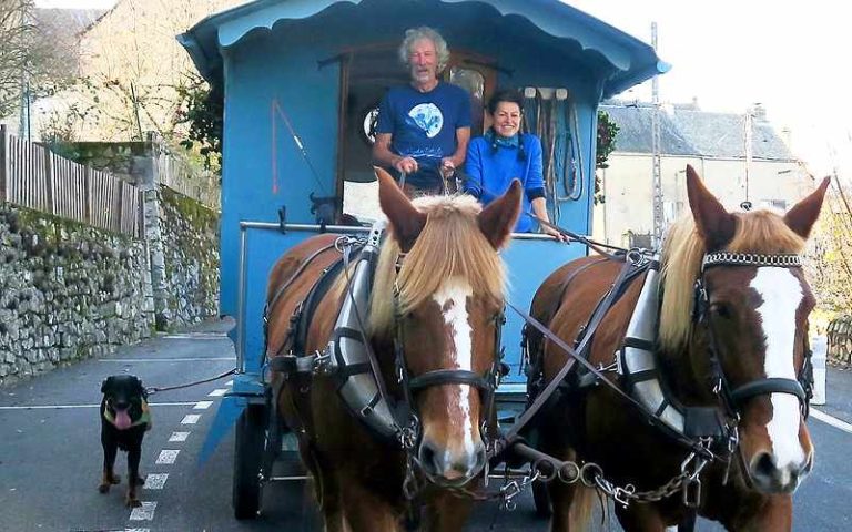 Dalla Francia alla Sicilia in una casa azzurra trainata da due cavalli: Kristen e Pierangelo sono arrivati in Abruzzo