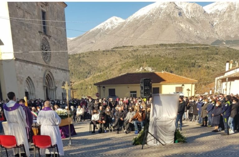 Lacrime e dolore per l'addio al 31enne Enzo Ventimiglia