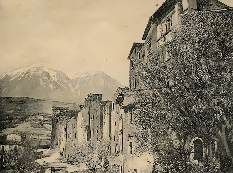 Uno scorcio di Magliano de' Marsi e di monte Velino in una storica fotografia dei primi del Novecento|