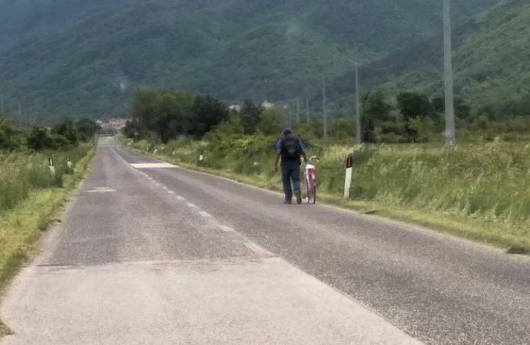 Riflessioni attorno all'immagine di un bracciante marocchino che torna da Fucino in bicicletta