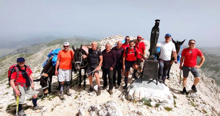 Sono in corso i lavori di manutenzione straordinaria della Croce del Monte Velino: materiali trasportati in vetta da 4 muli|||||||