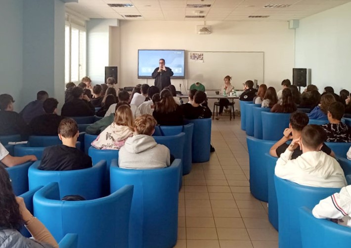 Prevenzione bullismo e cyberbullismo: al Liceo "Vitruvio" incontro con padre Giancarlo