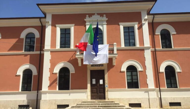 Il Comune di Carsoli espone un lenzuolo bianco per celebrare la Giornata della Legalità