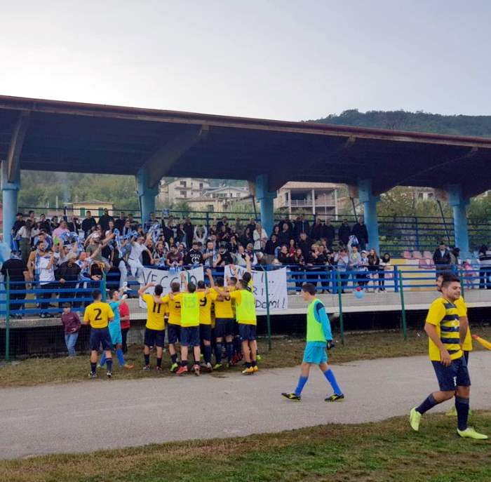 Staff del Lycia ripulisce spalti e spogliatoi del "Comunale" di Civitella Roveto