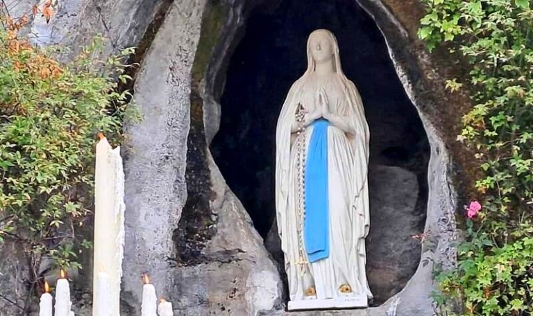 Il vescovo Giovanni Massaro reciterà il primo mistero del Rosario su TV2000 in diretta da Lourdes|