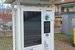 Installati a Magliano de' Marsi 2 eco-compattatori "mangiaplastica" per riciclare correttamente le bottiglie in PET