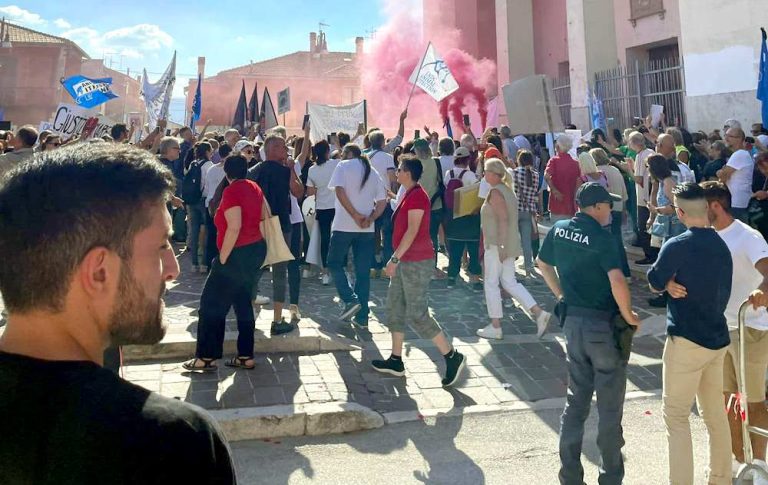 Manifestazioni di allevatori e animalisti a San Benedetto dei Marsi