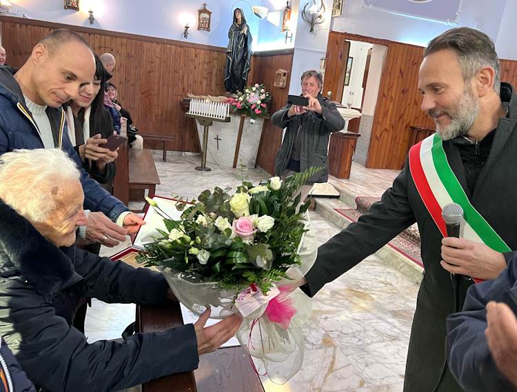 Omaggio floreale e targa ricordo per i 100 anni di nonna Maria da parte dell'amministrazione comunale e del Sindaco Buccella (foto)|||||||