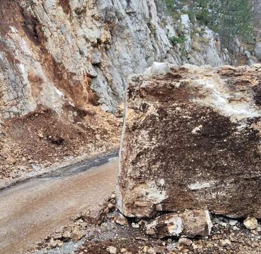 Massi caduti sulla strada: interdetto al traffico un tratto della SP 17 nel territorio di Bisegna