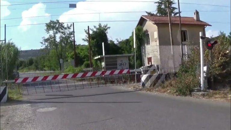 Problemi ad un passaggio a livello sulla linea ferroviaria Roma-Avezzano