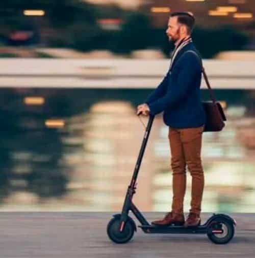 Novità per i monopattini: fuori dai centri abitati possono circolare solo su piste ciclabili o spazi riservati alle biciclette