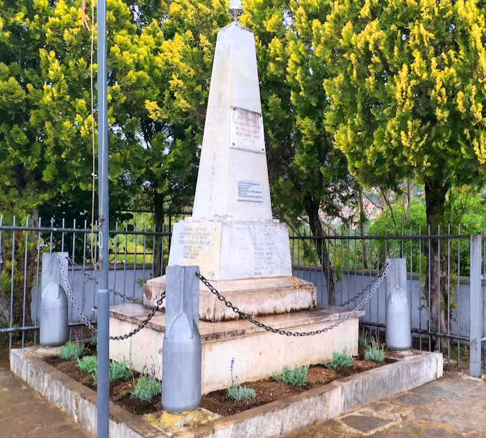 Monumento ai caduti di Pescocanale: aiuole pulite e decorate con nuove piantine grazie a Lenatorte e al Comune di Capistrello