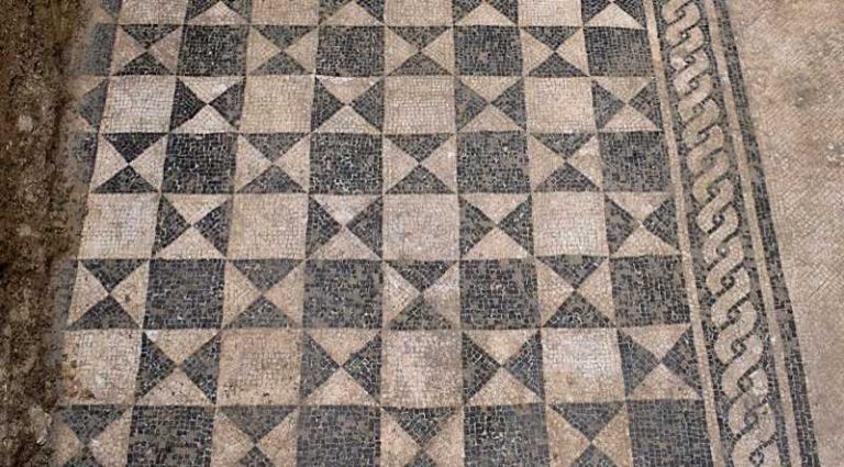 Antichi mosaici di una domus romana venuti alla luce durante il rifacimento di una strada|||