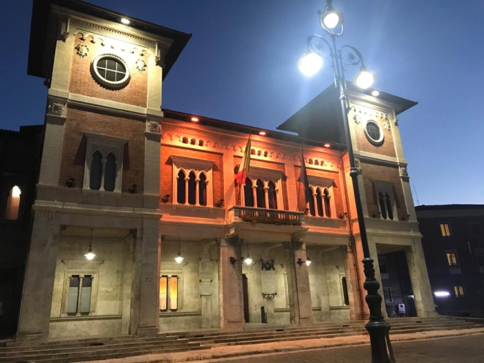 Il Municipio di Avezzano si colora di arancione per la Giornata contro la violenza sulle donne