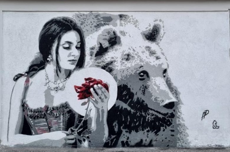 "La Bella e La Bestia" con l'orso bruno marsicano: nuova opera street art nel Parco Nazionale