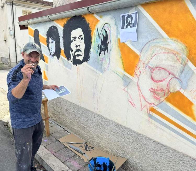 Un murale dedicato alle grande icone del rock: la street art secondo Luciano Cordischi a San Benedetto dei Marsi||