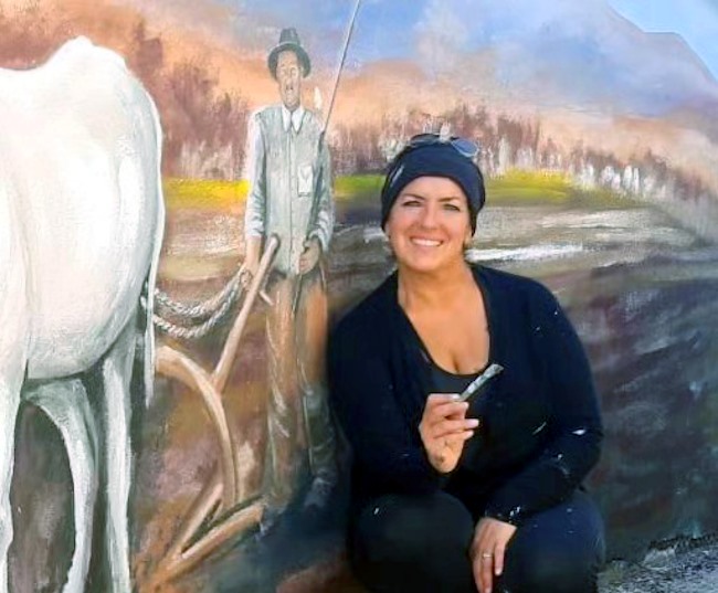 Il borgo di Valdevarri di Sante Marie impreziosito da due nuovi murales realizzati dall'artista Graziella Gagliardi||||||