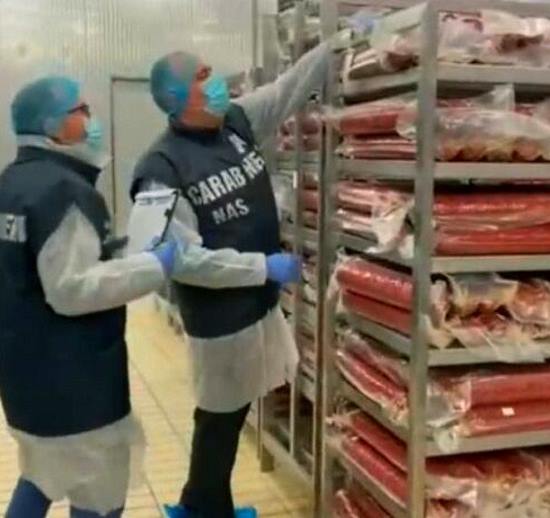 Allarme listeria: i NAS sequestrano 14 tonnellate di alimenti e chiudono 23 aziende