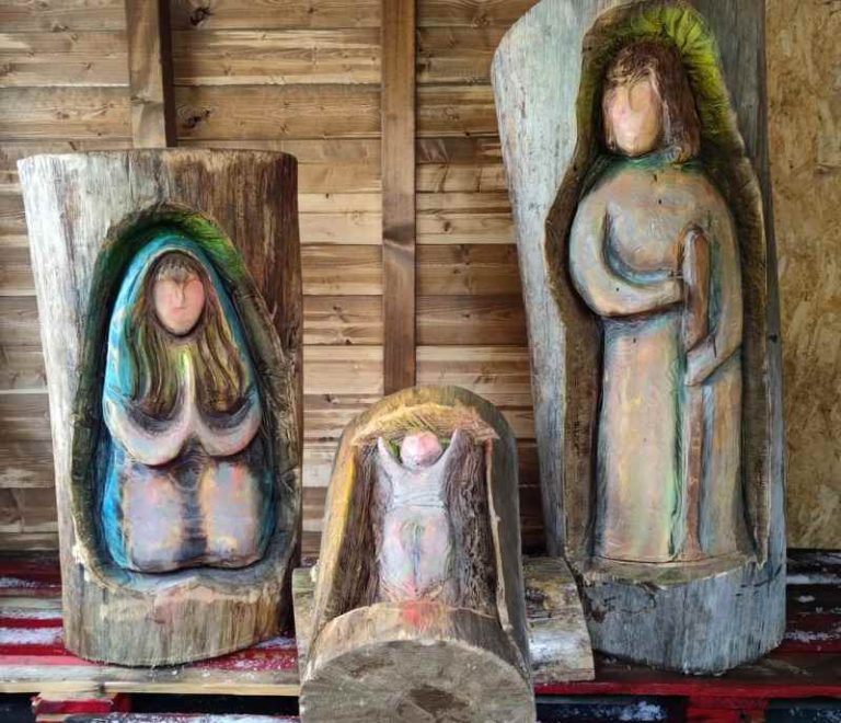 Natività intagliata con la motosega nel legno d'abete