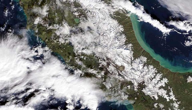 Le montagne innevate del nostro Appennino viste dal satellite