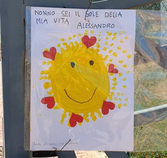 "Nonno sei il sole della mia vita": il tenero messaggio di un nipotino lasciato sul cancello del cimitero