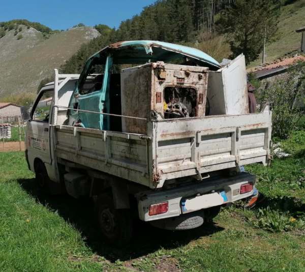 Carcassa di un'auto