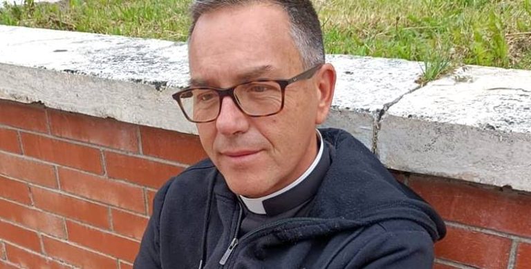 Padre Riziero Cerchi al concerto di beneficenza "Storia di Cuore" presso il Teatro San Francesco di Pescina il 15 Luglio|